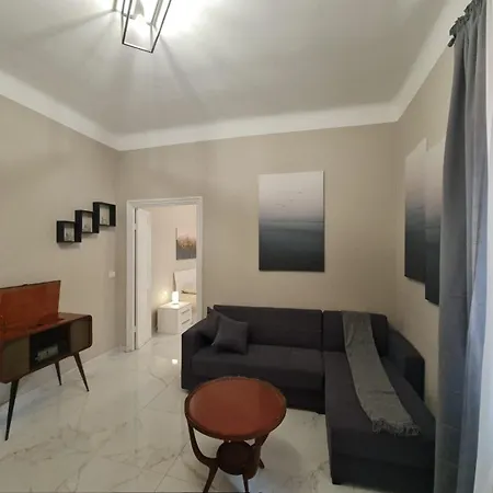 Ampio Con 2 Posti Auto E Cortile *