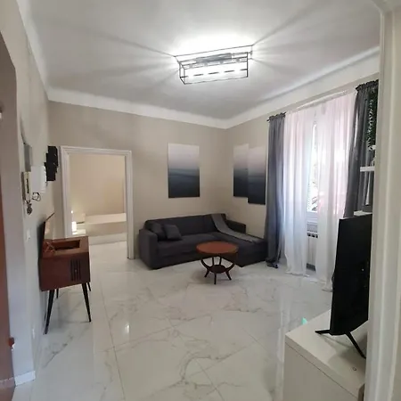 Apartament Ampio Con 2 Posti Auto E Cortile