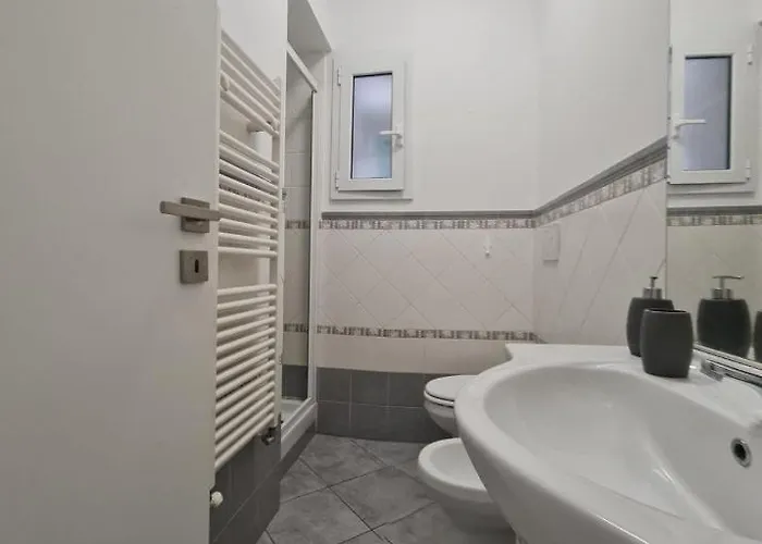 Ampio Con 2 Posti Auto E Cortile