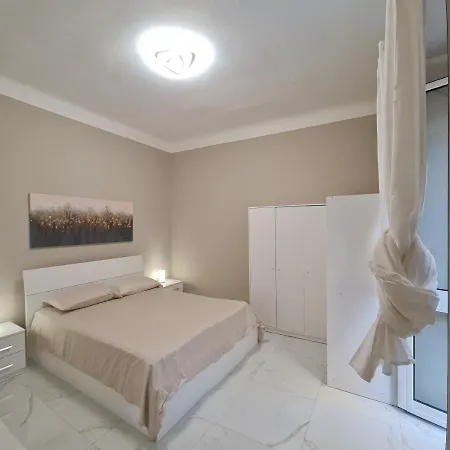 Ampio Con 2 Posti Auto E Cortile ジェノヴァ