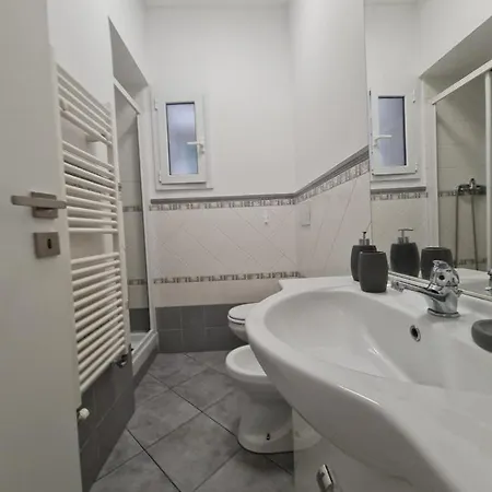 Ampio Con 2 Posti Auto E Cortile ジェノヴァ