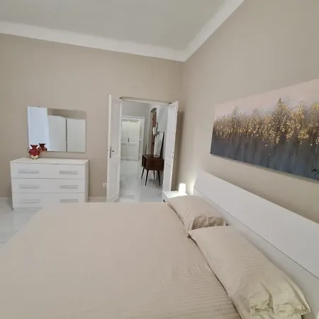 Ampio Con 2 Posti Auto E Cortile *