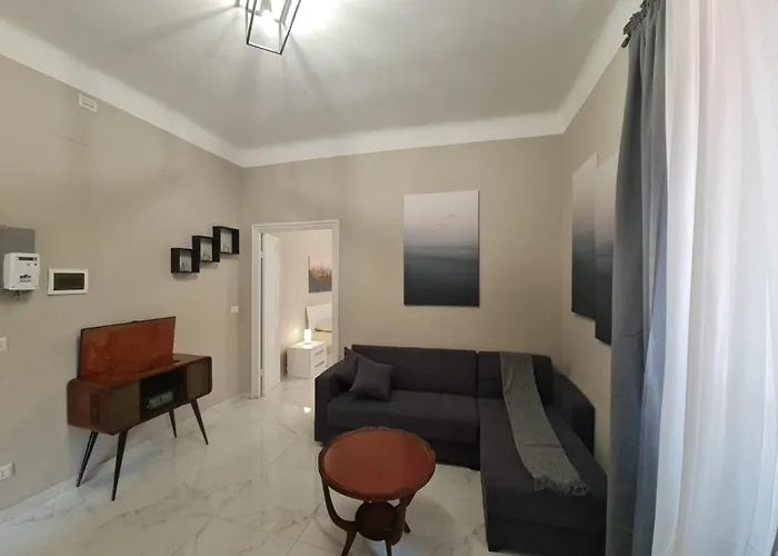 Ampio Con 2 Posti Auto E Cortile *