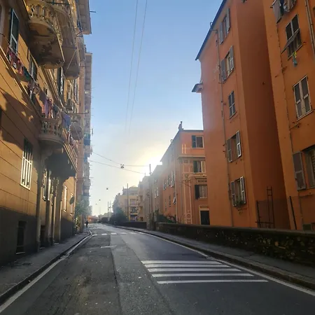 Ampio Con 2 Posti Auto E Cortile 아파트