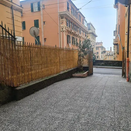 Ampio Con 2 Posti Auto E Cortile